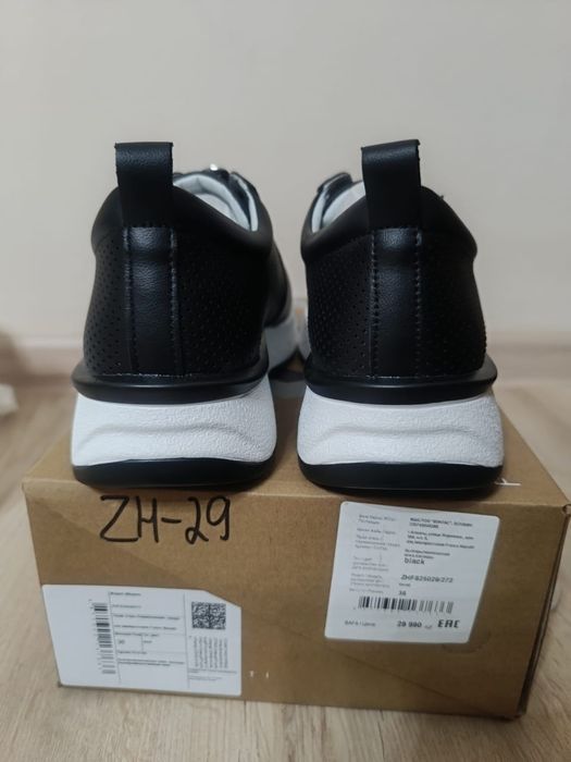 Новые кожаные кроссовки  на девочку р36