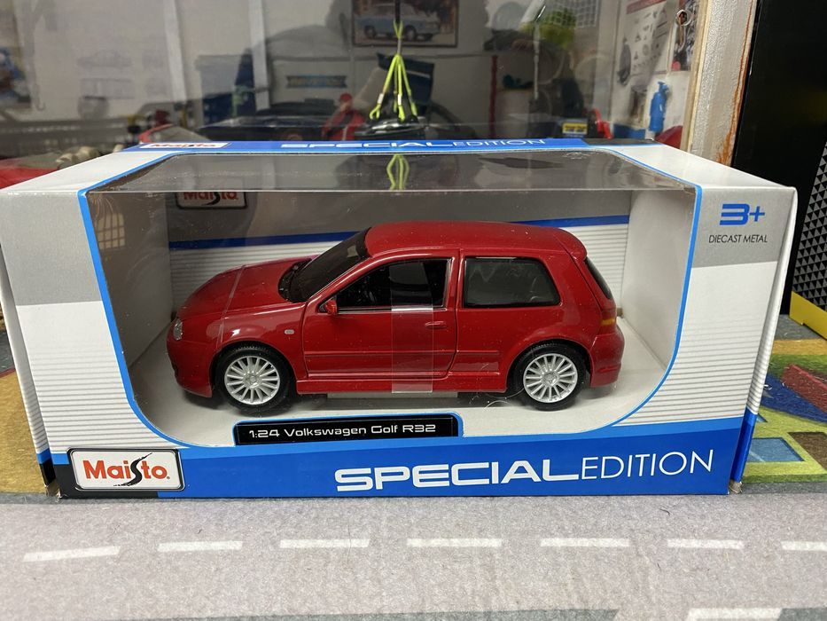 WOLKSWAGEN GOLF R32 machetă auto scara 1:24 (16cm) MAISTO