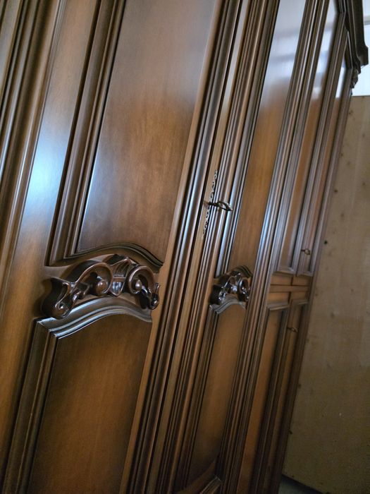 Dormitor din lemn pat noptiere comoda șifonier