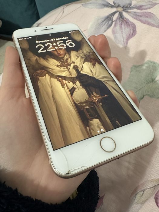 Продам Айфон 8+
