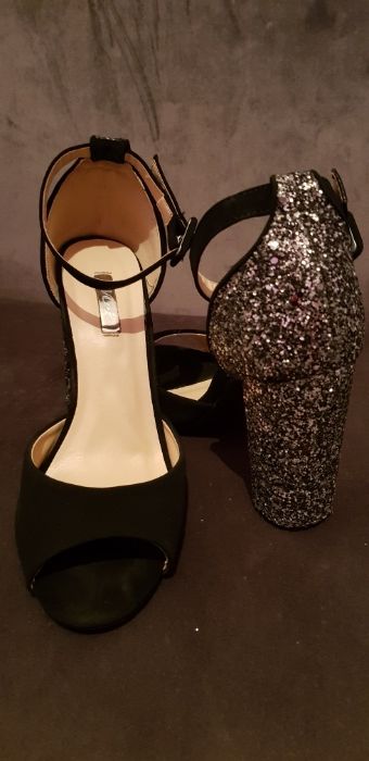 Vand sandale numărul 38