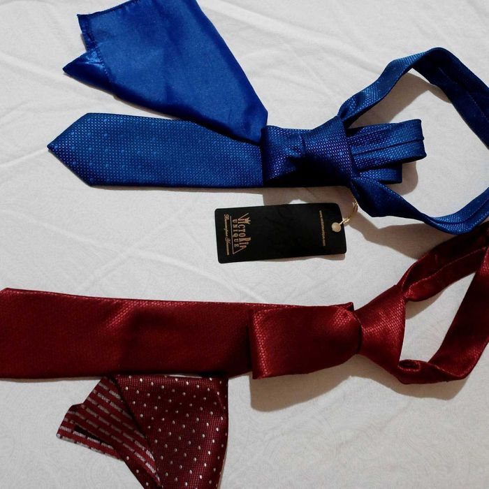 Комплект вратовръзка и кърпичка за сако.