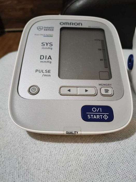 Lot 3 tensiometre OMRON, M6 Confort 2 bucati si M3 1 bucata