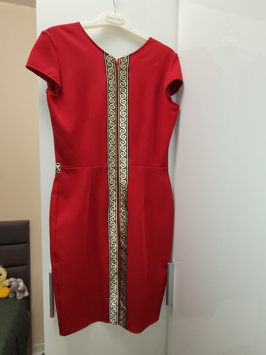 Рокля,, мегз,, червена по тялото със златен кант