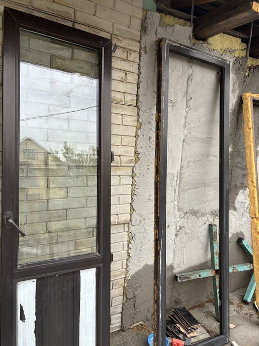 Продам пластиковую дверь