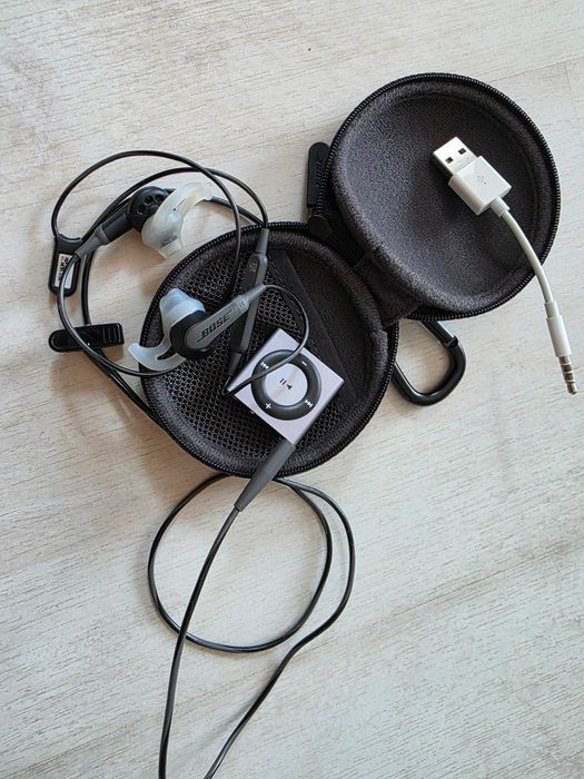 iPod Shuffle 4th Gen Space Gray (mp3 player) 2 GB memorie + casti BOSE