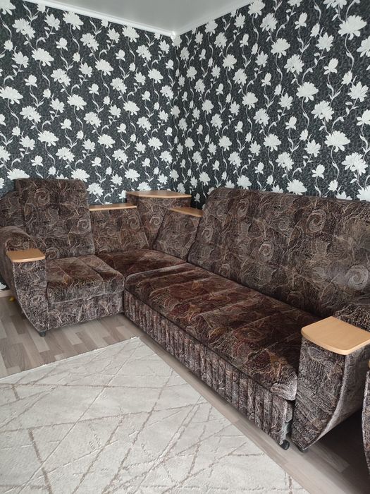 Продам угловой диван с креслом