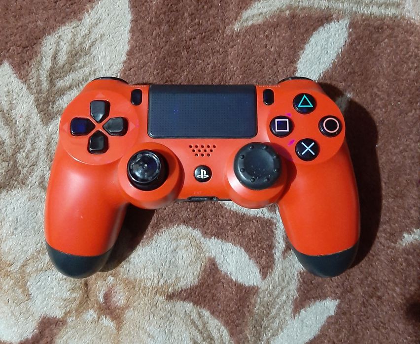 Vând manetă roșie originală PlayStation 4 ps4 în stare bună wireless