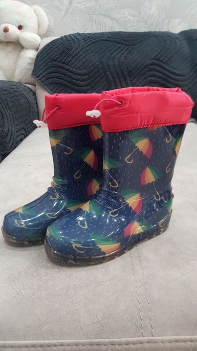 Продам  резиновые сапожки для девочек (мальчиков)