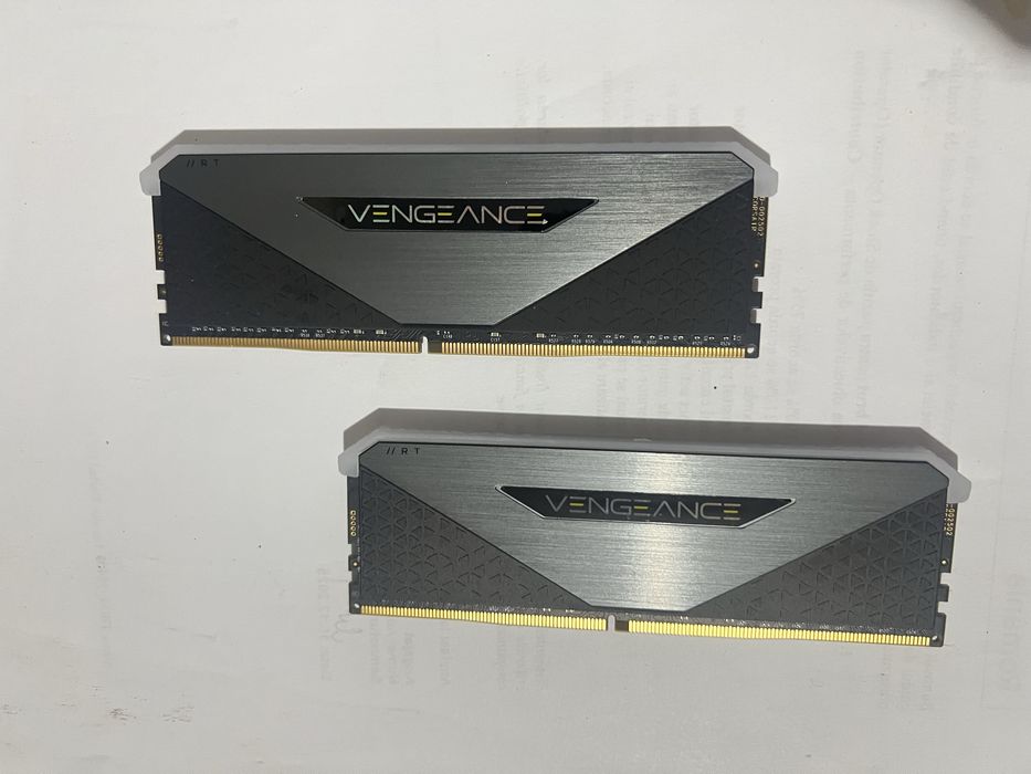 Vând Kit 32gb Ram (2x16gb) Corsair Vengeance RGB DDR4
