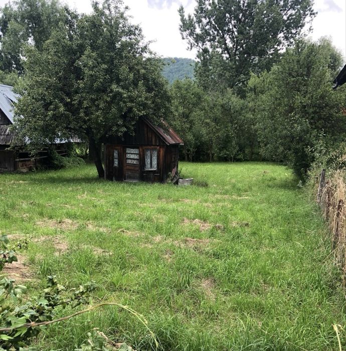 De vânzare – Teren intravilan 800 mp cu casă tradițională din lemn și anexe