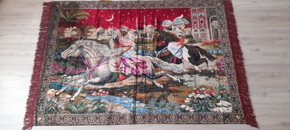 Vănd carpete original din material persian original. Preț per bucată.