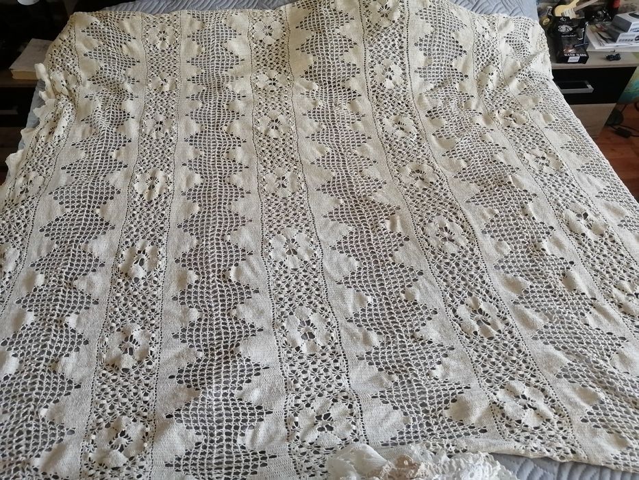 Покривки, плетени на една кука