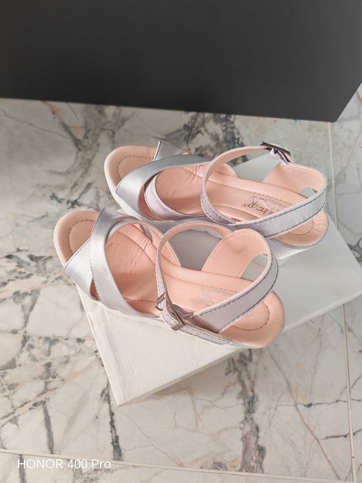 Сребристи дамски сандали №38 – като нови