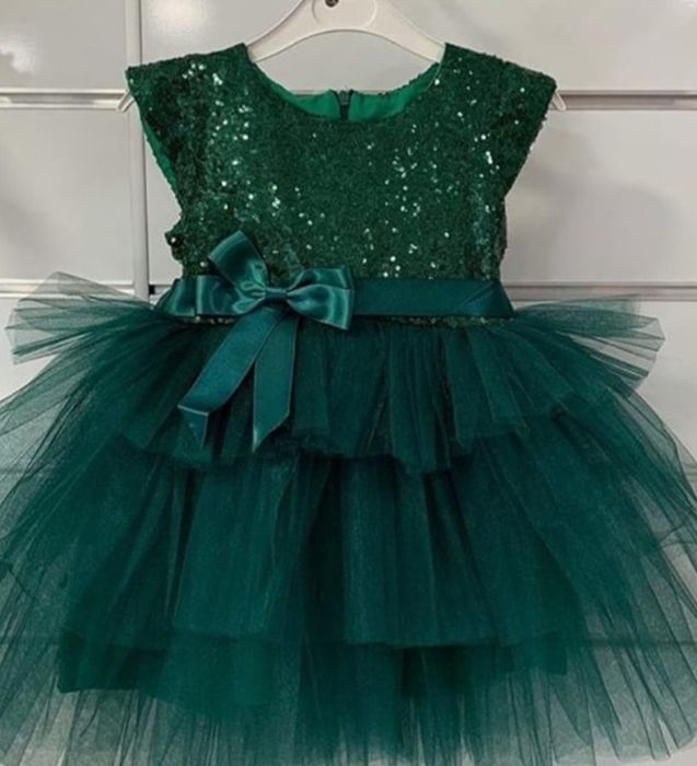 Продам 2 новогодних платья на девочку 6-7 лет