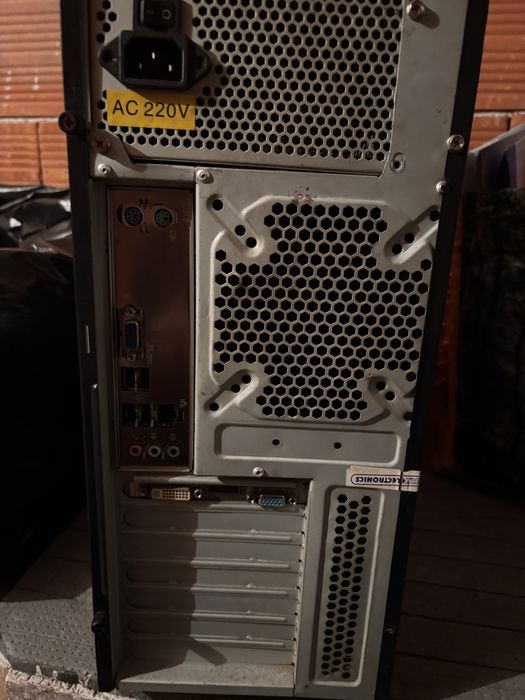 Продавам стар компютър