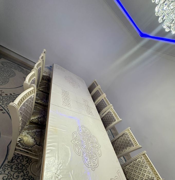 Стол гостиной  стулья ларымен