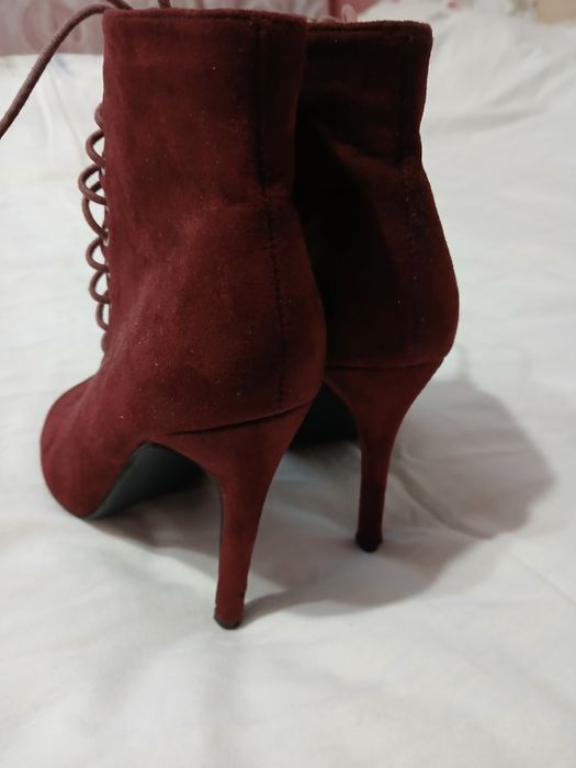 Botine decupate la vârf,vișinii, cu șiret și fermoar