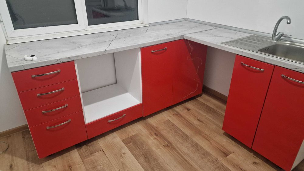 Червена кухня с шкафове
