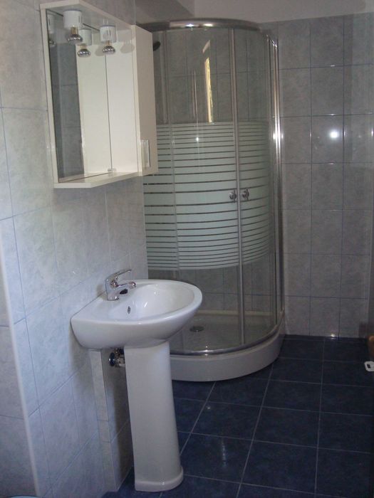 PROPRIETAR, închiriez garsonieră în Regie (la metrou Grozăveşti)