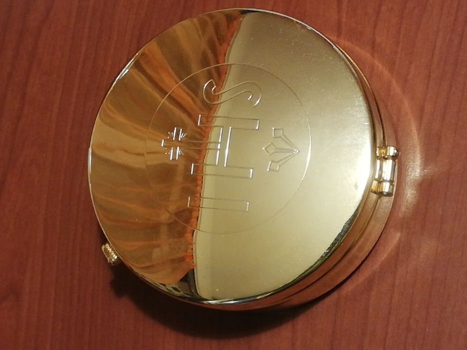 Католическа кутия за причастие