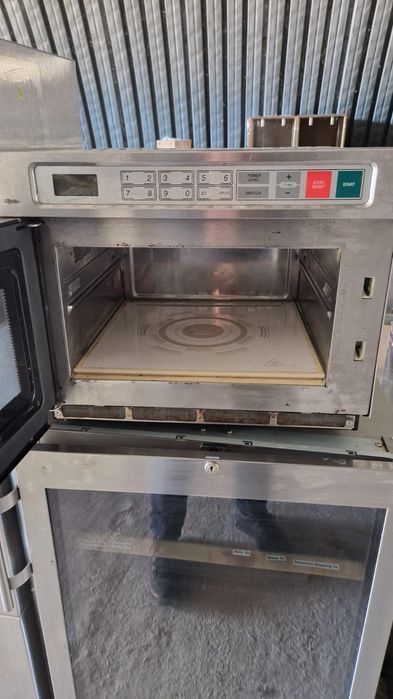 Професионална микровълнова в много добро състояние