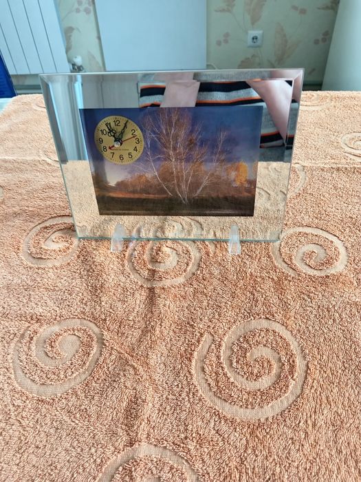 Настольные часы в зеркале