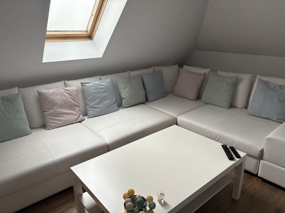 Голямо ъглово канапе от бяла еко кожа