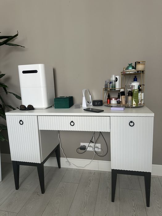 Продам туалетный столик