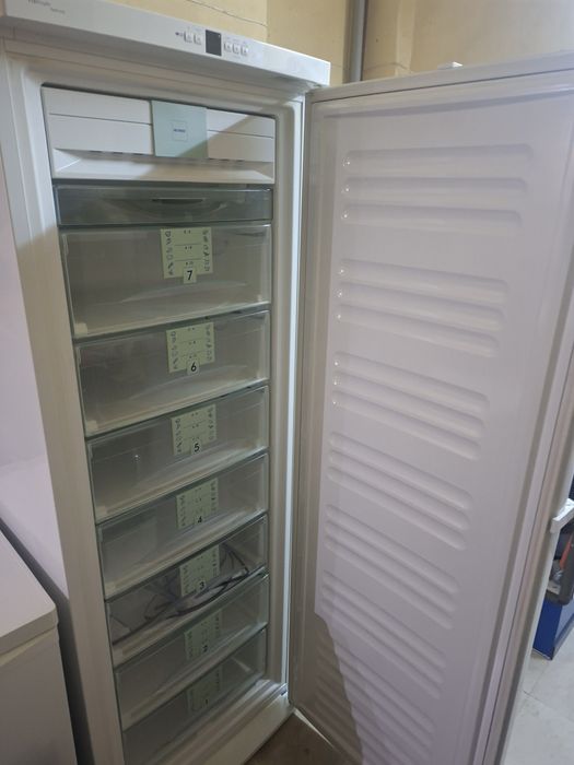 Вертикален фризер Liebherr