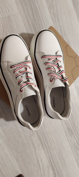 Продам кроссовки женские