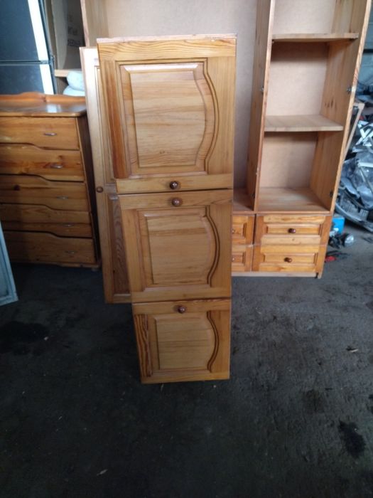 Трикрилен гардероб масивно дърво и скрин