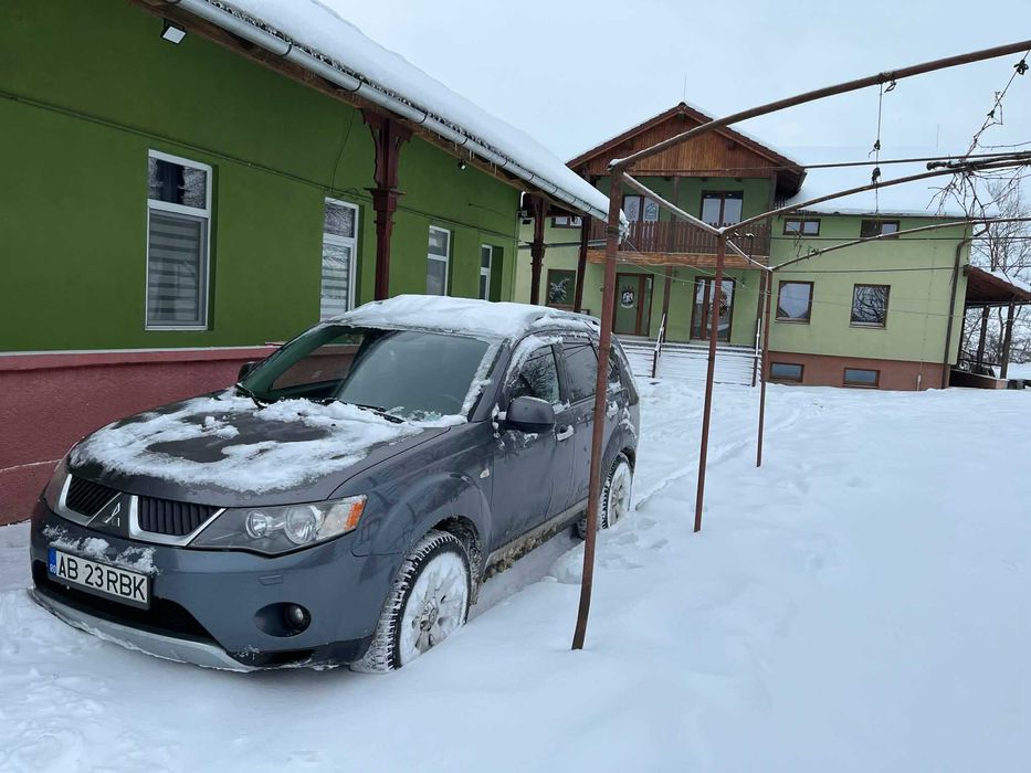 Mitsubishi Outlander 2.4 Benzină 4x4 Automată 7 locuri Piele Trapă RF
