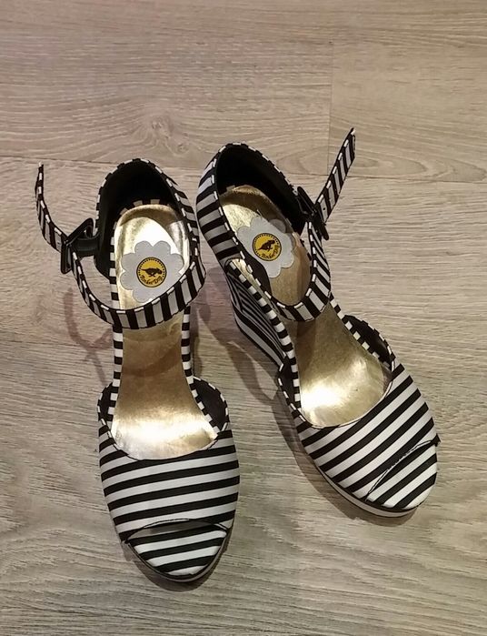 Продам босоножки