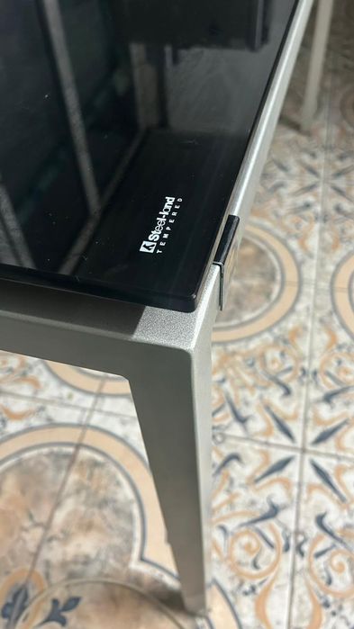 Кухонный качественный стол.