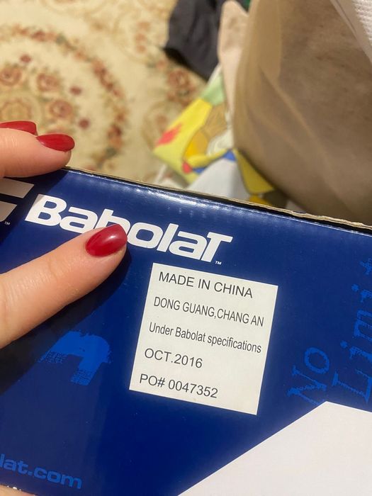 Кроссовки и футболка.