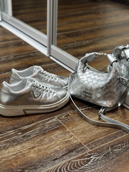 Кеды мен сумка.