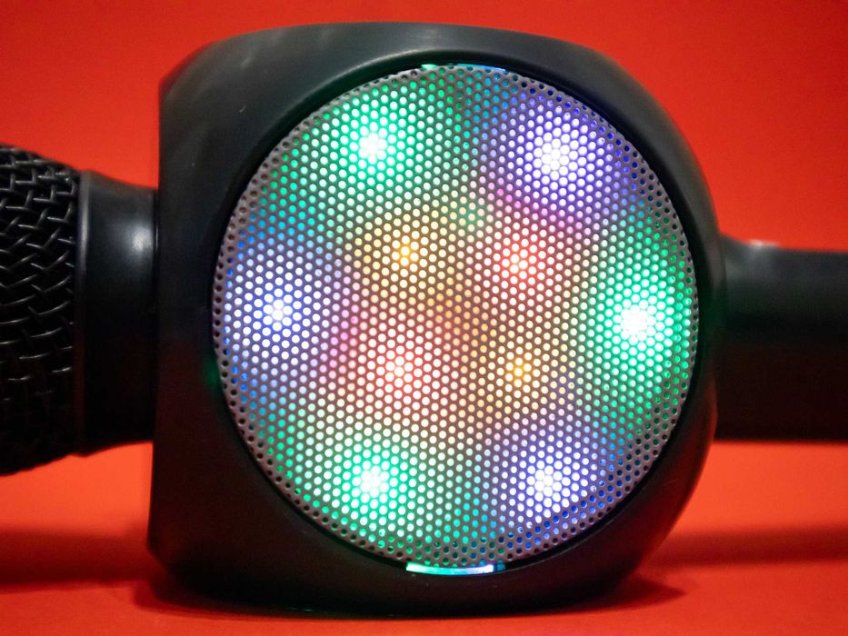 Tuxun Безжичен Bluetooth Караоке Микрофон с Говорител, LED Светлини и Сменяема Батерия 18650