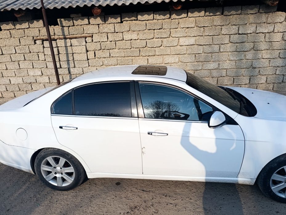 Bir ikki joyida kraskasi bor