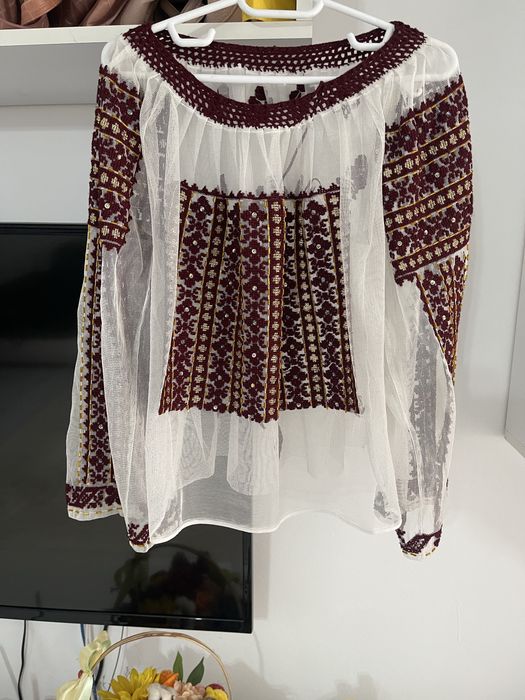 Ie traditionala costum popular cusuta pe perdea