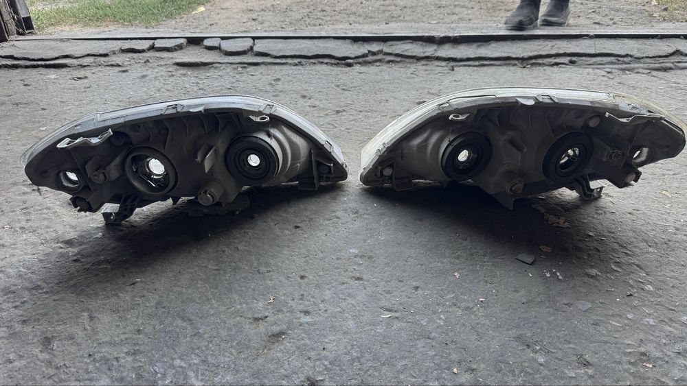 Продам пару фар Corolla 120