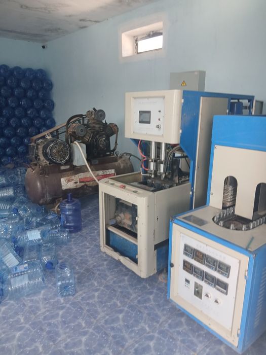 Suv qadoqlash liniyasi 0,5 1 1,5 litrli avtomat kompelkt