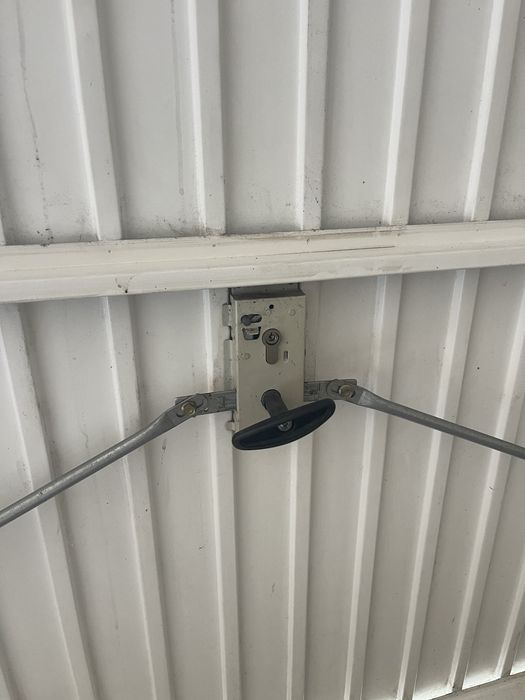 Usa de garaj latime 2,6 m inaltime 2,3 m , sh , manuala , cu incuiere