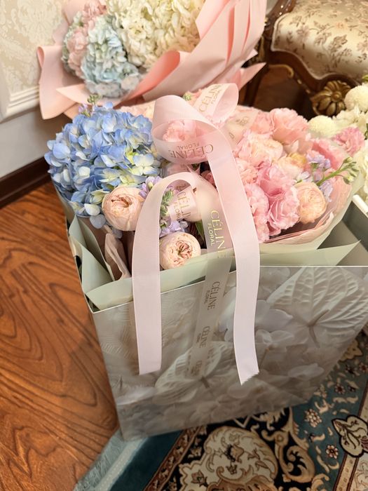 Продам букет свежие с коробочкой вместе