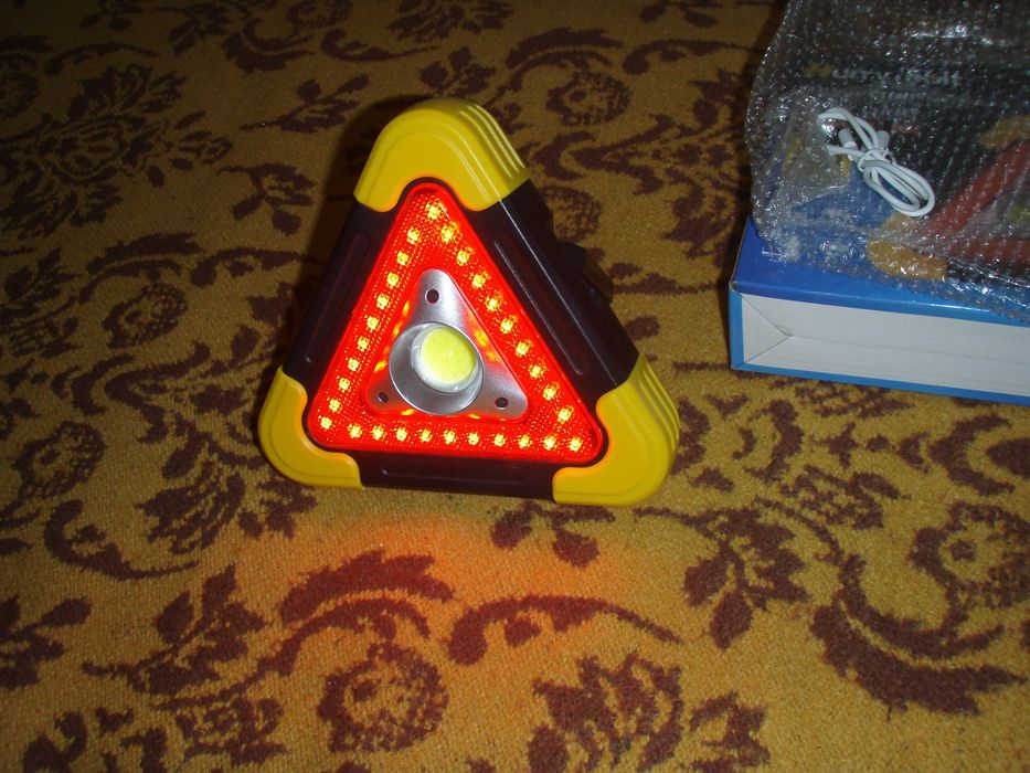 Triunghi auto si lanterna LED, cu incarcare solara si la priza, nou
