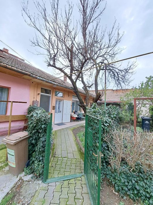 Vând apartament la casă cu curte comună