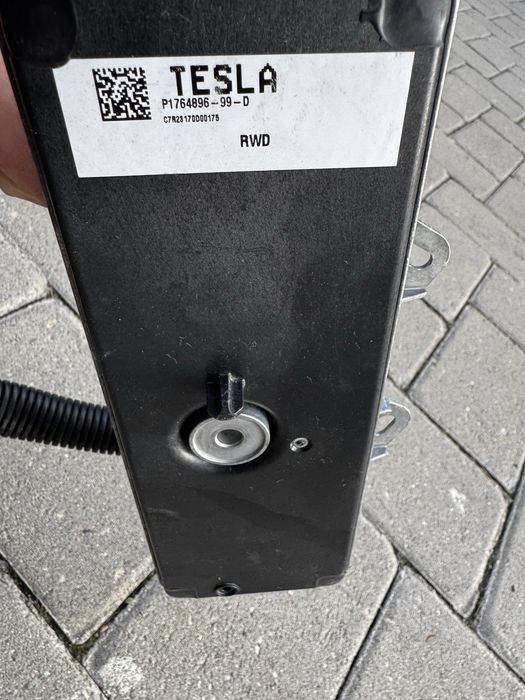 Vand cablu pentru carlig Tesla Model Y