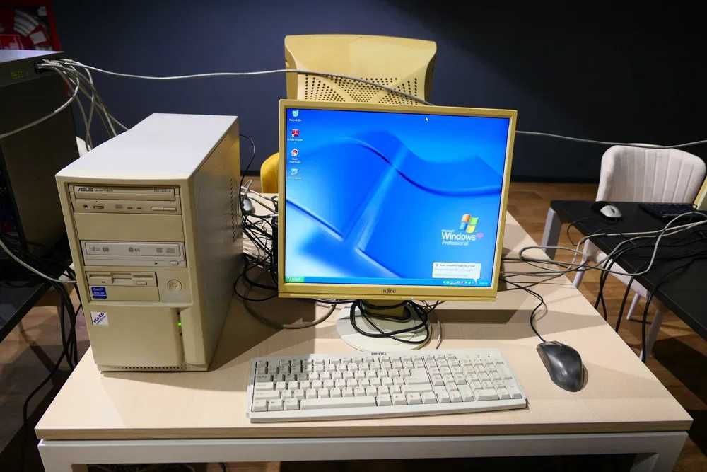 Inchiriere PC Vechi Retro Tech Host Events Pereti de TV Televizoare Eveniment Divertisment CRT Bar Frigider Mobilier Jocuri Romanesti HC CIP Z80 Atari