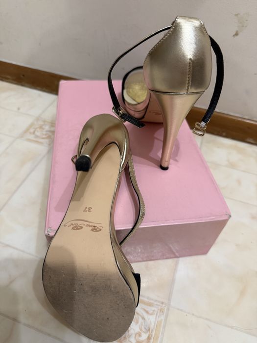 Продам женские босоножки