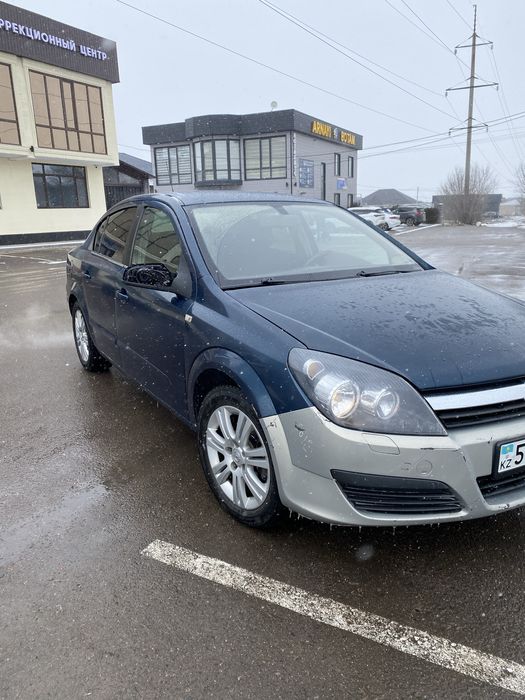 Opel Astra H 1.6 робот, седан